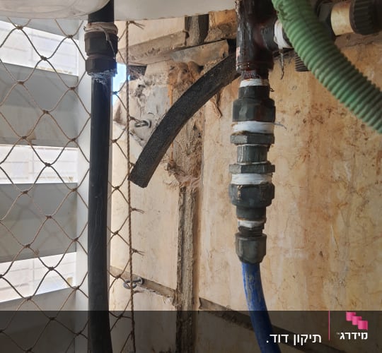 צינורות ומחברים של דוד שמש על קיר